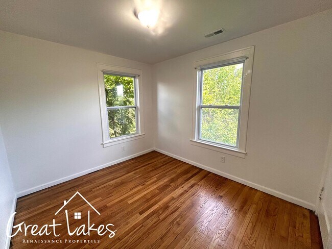 Building Photo - Stunning 3 Bedroom 1 Bathroom now availabl...