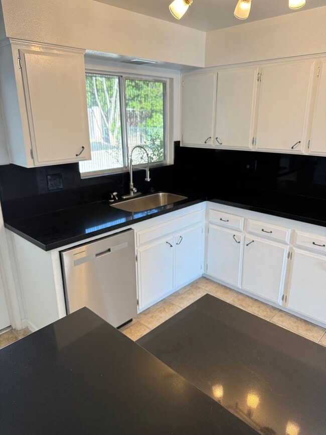 Building Photo - Charming 2-Bedroom, 2-Bathroom Home in 55 ...