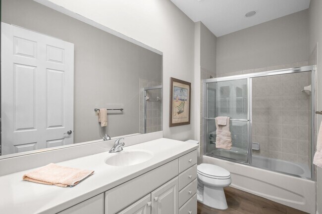 Building Photo - 3 Bed + Flex, 3 Bath 2,686 Sq Ft - Top Floor Coach Home