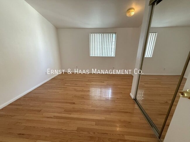 Building Photo - 4723 Blackthorne Ave