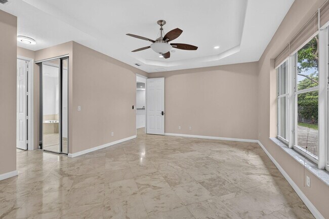 Building Photo - 9479 Sedgewood Dr