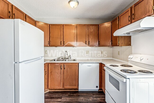 Building Photo - 3 Bedroom 2 bath duplex - Derby