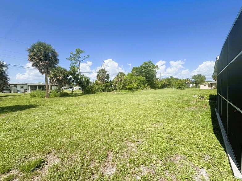 Building Photo - Beautifully Renovated 2 Bedroom + Bonus Room Home on a Corner Lot in North Port!