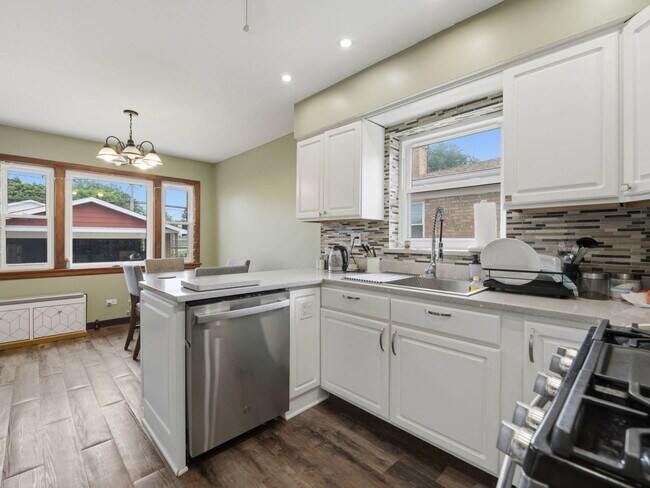 Building Photo - 5023 N Natoma Ave