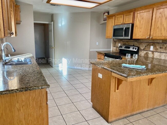 Building Photo - 6684 N Western Ave