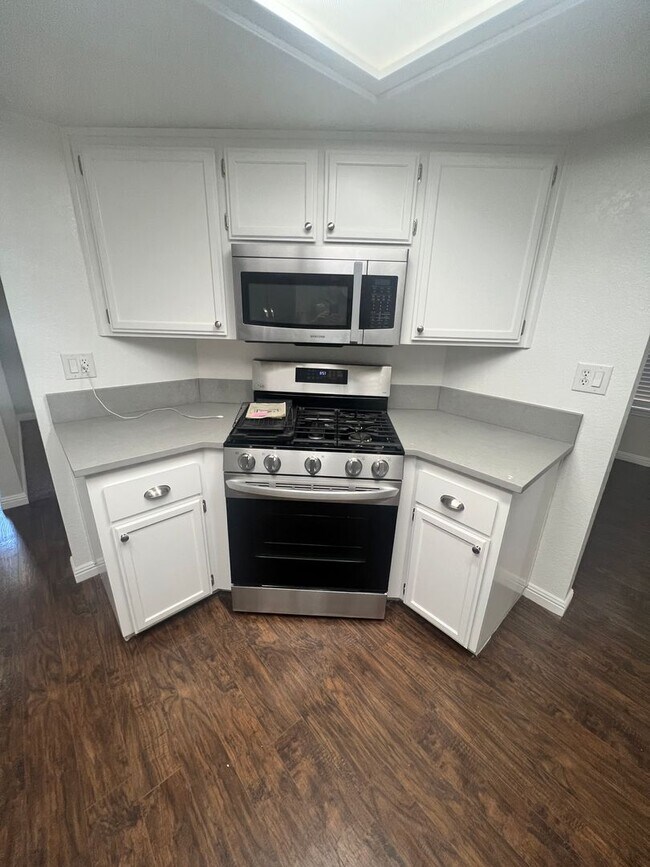 Building Photo - Great looking home on a court location wit...