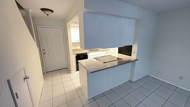 Building Photo - Newly renovated 2 bedroom Townhouse for Re...