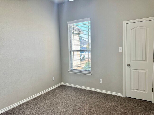 Building Photo - Newer Home in Grand Places