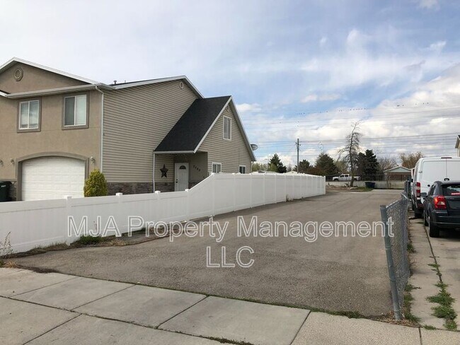 Building Photo - 2574 Robin Rd