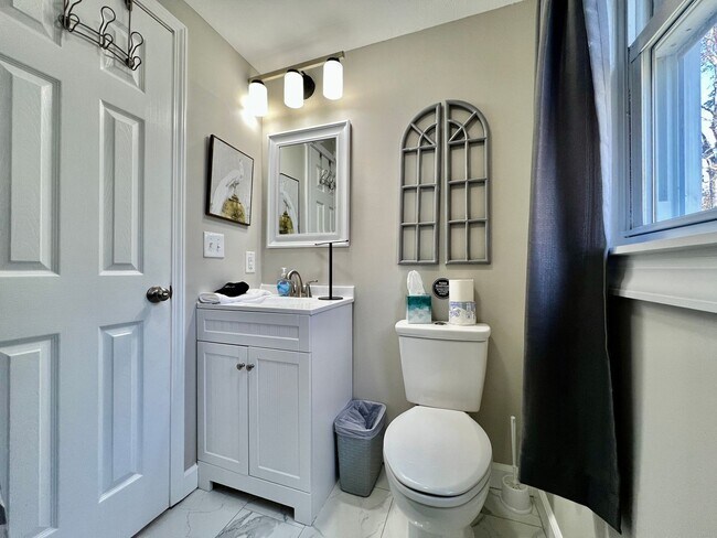 Building Photo - Beautiful 4 BDR Home - Near I-75
