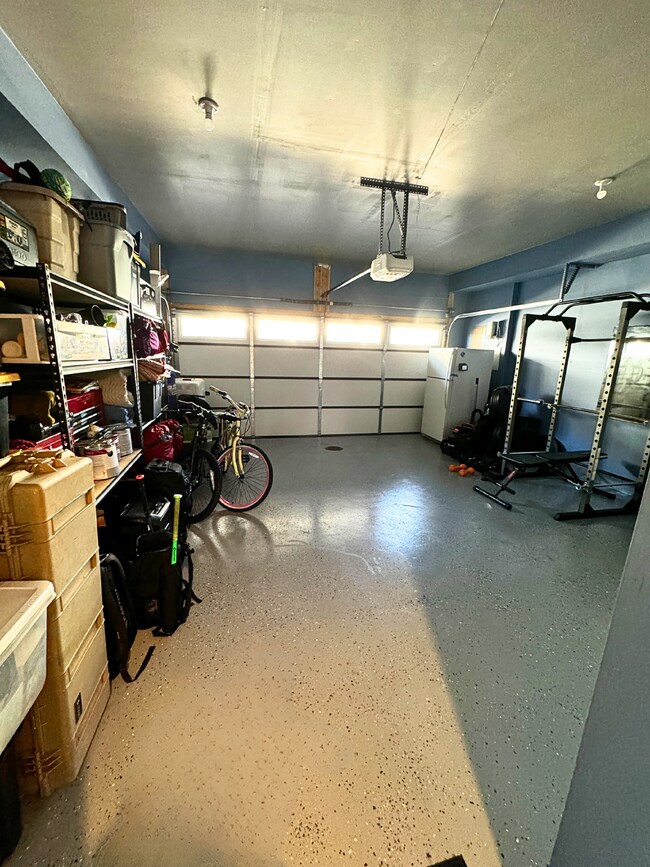 Building Photo - Luxurious 4-Bedroom Townhouse with 3.5 Bat...