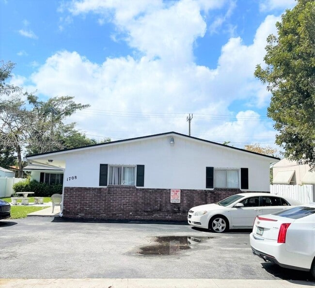 Building Photo - 1708 N 16th Ave