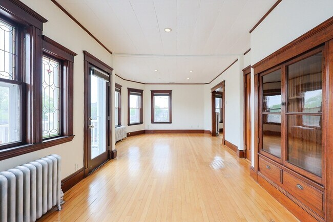 Building Photo - 294 Belmont St