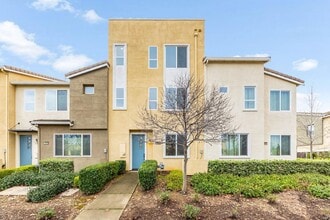 Building Photo - 4 Bed / 3.5 Bath Rancho Cordova Home – First Month $2,795 Move-In Special!