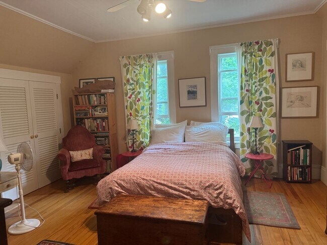 Building Photo - Short term- 4 Bedroom just two blocks from...