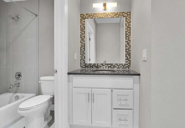 Building Photo - $3,000- 2 Bed/2.5-bathroom Townhome in Den...