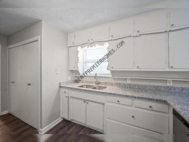 Building Photo - 5413 Odessa Ave