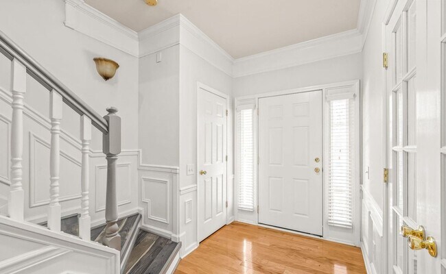 Building Photo - This Stunning Townhome in the Heart of Ballantyne