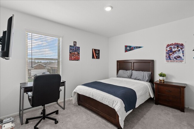 Building Photo - 512 Maple Bnd Ln