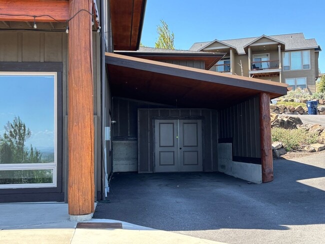 Building Photo - Single Story Home with Great Views! Water, Gas, AND Electric Included!!