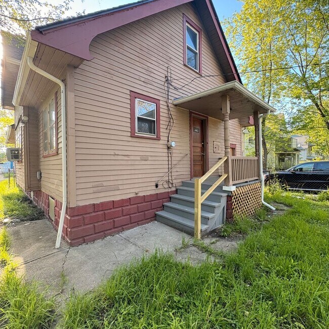 Building Photo - Charming 3 - Bedroom Property in Prime Location