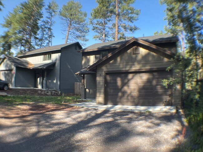 Building Photo - Charming Mountainaire Two-Level Home with ...