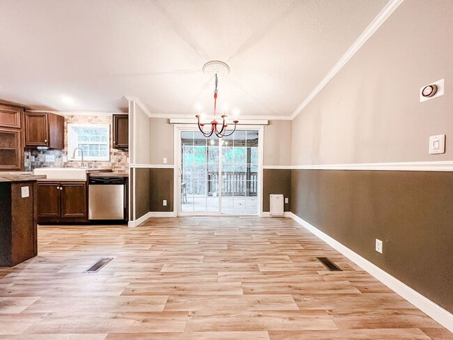 Building Photo - LOCATION! 5 mins from Carolina Beach bridg...