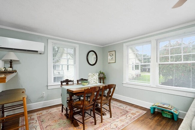 Building Photo - One Bedroom Garage Apartment in 5 Points!!