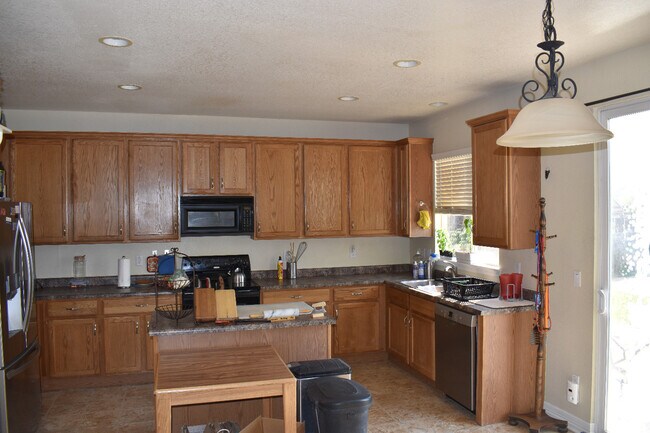 Building Photo - 903 Saddlebrook Ln