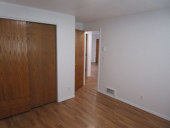 Building Photo - 2 Bedroom Duplex Near Library - Water/Sewe...