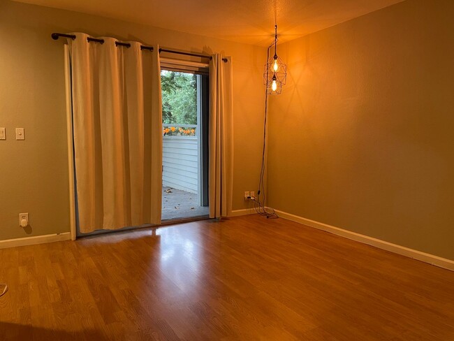 Building Photo - Two Bedroom 1.5 Bath Townhome unit in Standford Park HOA