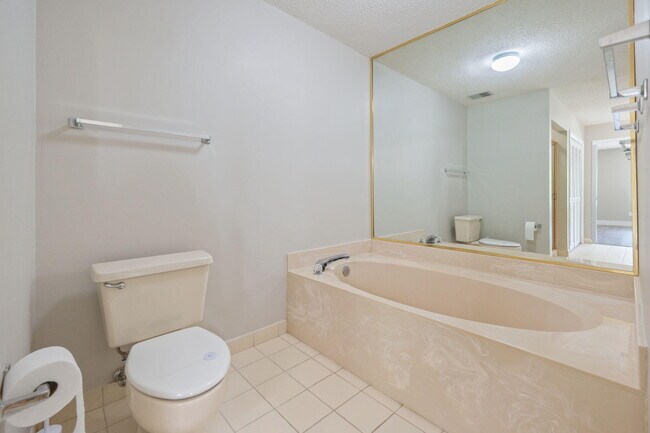 Building Photo - 1219 Oakmont Dr