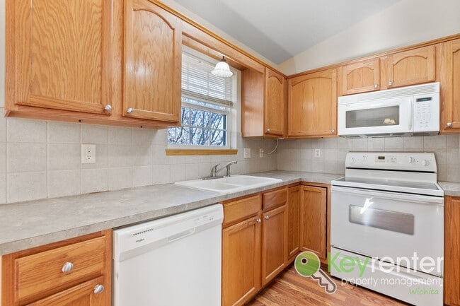 Building Photo - Beautifully Updated 3-Bedroom Bi-Level Home Near Wichita – Cul-de-Sac Location