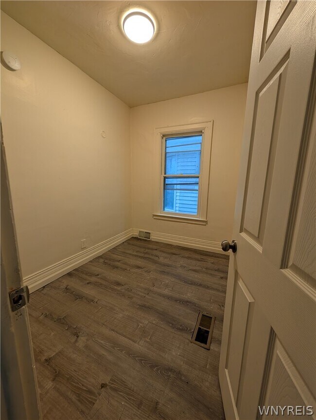 Building Photo - 67 Barton St