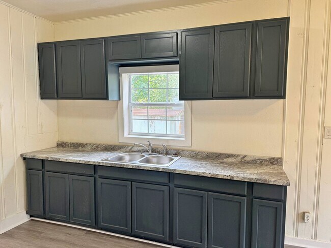Building Photo - Affordable 3 Bedroom, 1 Bathroom Home In WF!