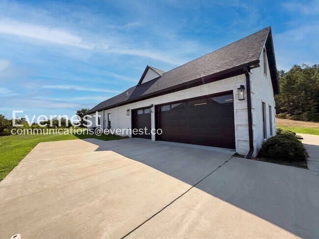 Building Photo - 4-Bed/3.5Bath Home/Available Now!