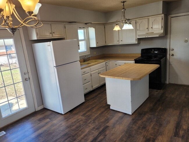 Building Photo - Beautiful 3br Home Near Park!