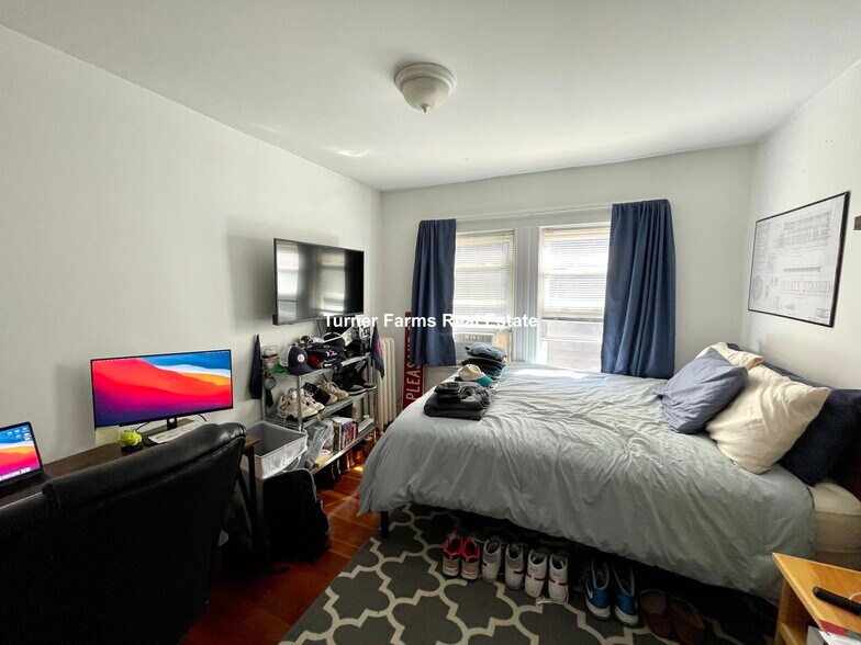 Building Photo - 10 Evergreen Ave