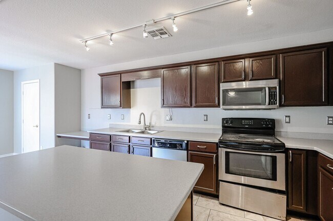 Building Photo - Amazing 5 bedrooms and bathrooms in one of the best school districts!