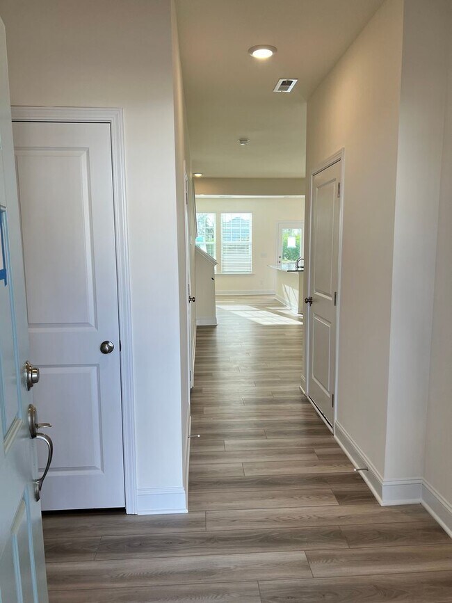 Building Photo - Like-New 3BR Townhome in Spring Village | Garage | Minutes to Downtown Angier