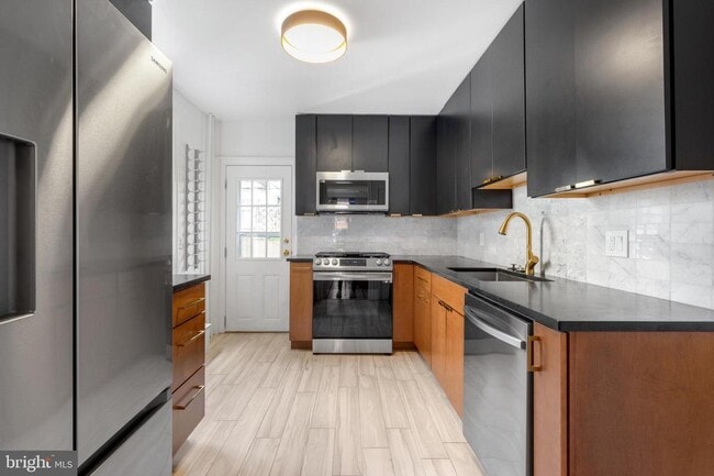 Building Photo - 821 N Bambrey St
