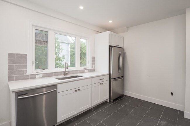 Building Photo - 92 Clinton Pl