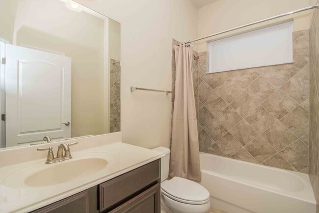 Building Photo - 4 Bed / 3 Bath Home near Macdill AFB