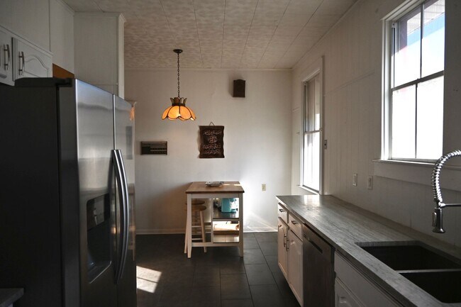Building Photo - 3316 Upperline St