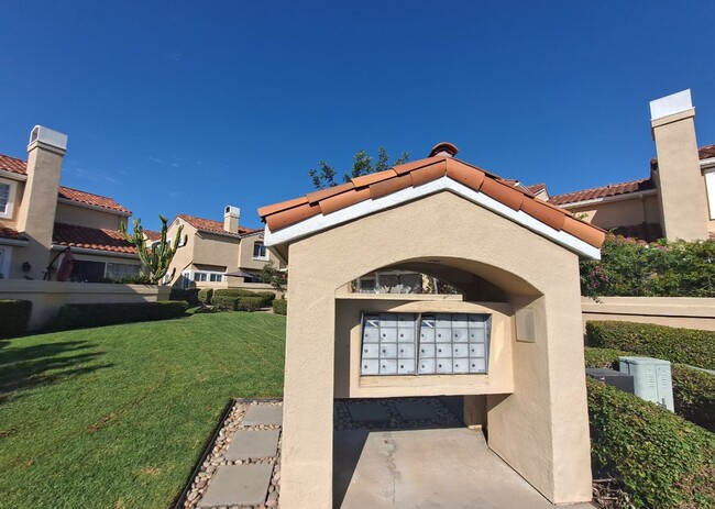 Building Photo - Dual Master Two Bedroom Townhouse in Gated...