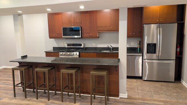 Building Photo - 429 E 45th Pl