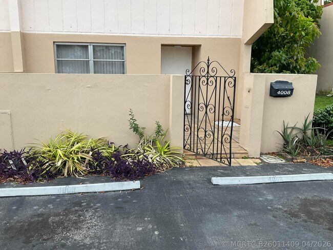 Building Photo - 4008 Inverrary Dr