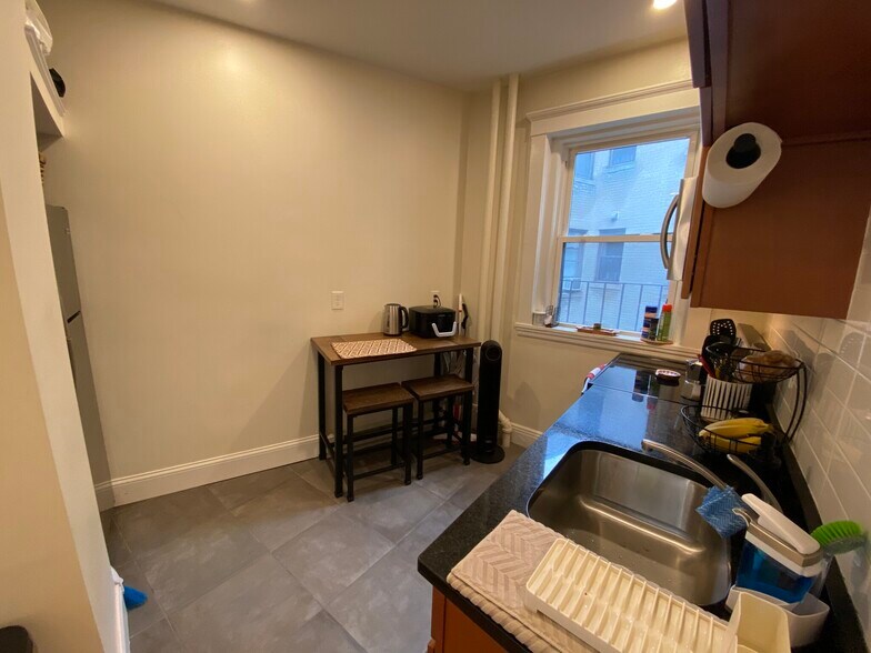 Building Photo - 73 Park Dr