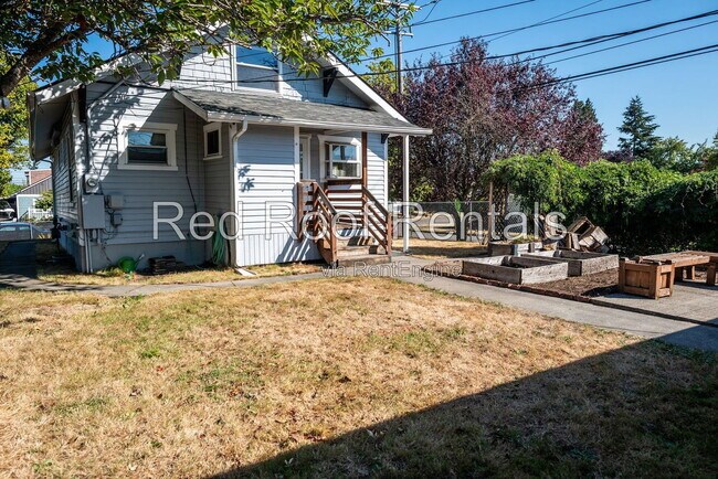 Building Photo - 702 S 51st St