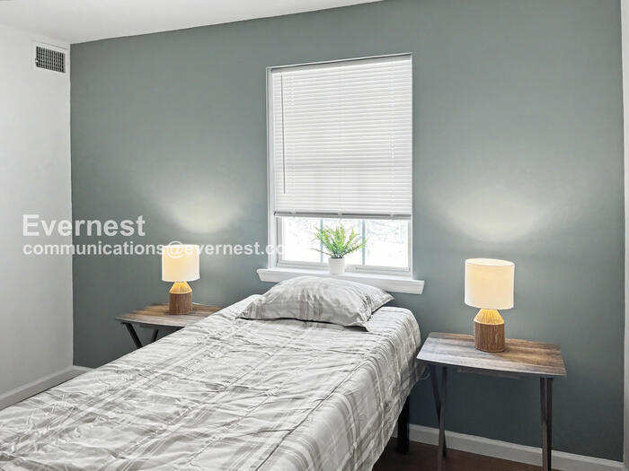 Building Photo - 12804 N Cresap St